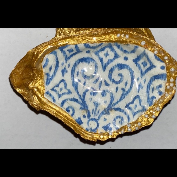 Oyster Shell Napkin Rings-Hand painted - Picture 2 of 3